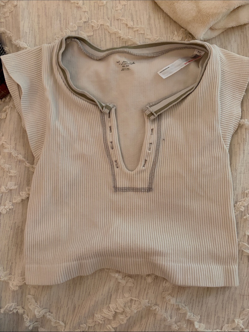 Urban Outfitters Ribbed V-Notch Crop Top in Cream